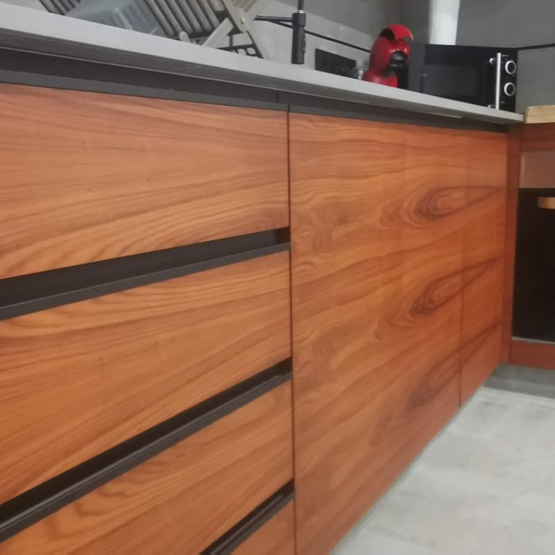 COZINHA EM MELAMINA HIDROFUGADA ROSEWOOD COM PUXADOR PRETO FOSCO